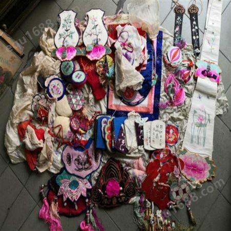 上海市老旗袍收购价格   老绣花旗袍回收  清代老衣服回收价格
