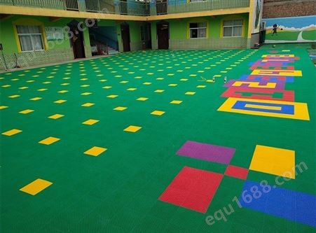 惠州市大亚湾篮球场悬浮地板施工流程 篮球场悬浮地板效果图 拼装地板室外幼儿园羽毛球场悬浮地垫
