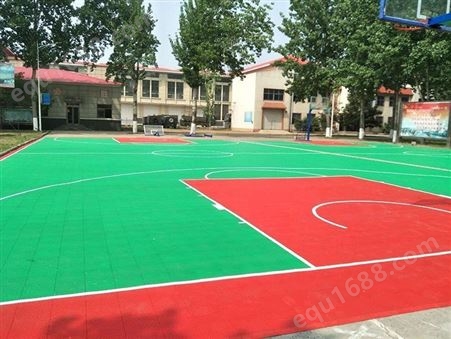 惠州市大亚湾篮球场悬浮地板施工流程 篮球场悬浮地板效果图 拼装地板室外幼儿园羽毛球场悬浮地垫
